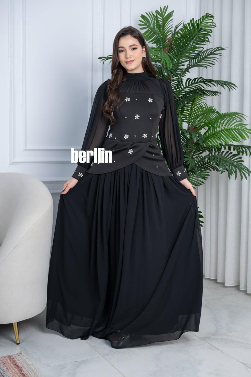 فستان أسود طويل راق هالتر بتصميم كلاسيكي وتطريزات كرستال ناعمة