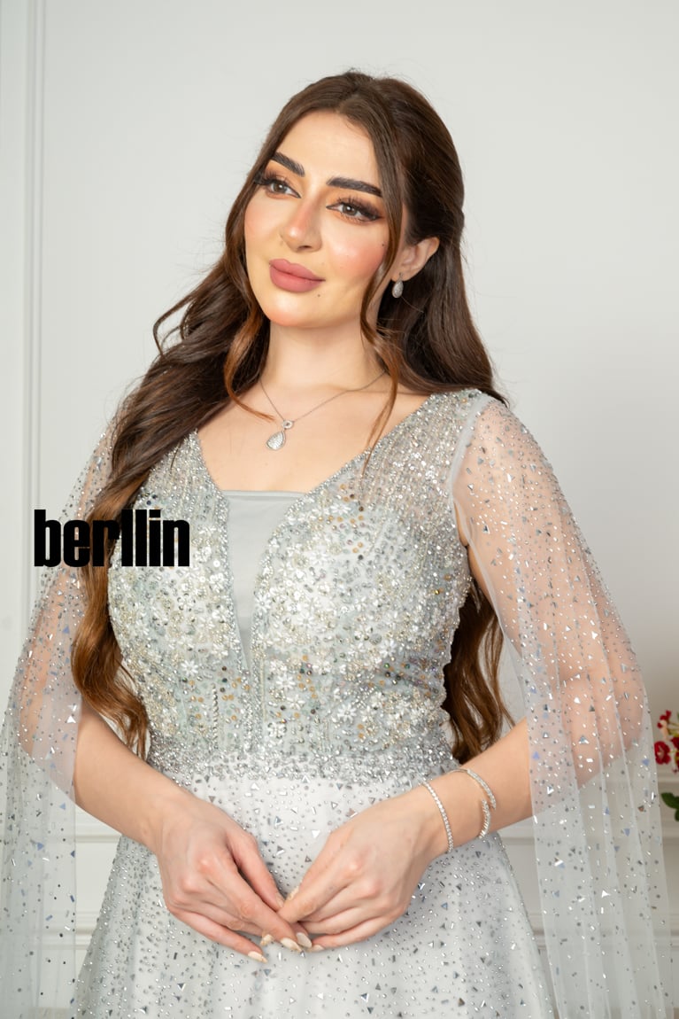 فستان سهرة مميز بتطريز من خامة التل الامع بأكمام كيب لون بيج فاتح