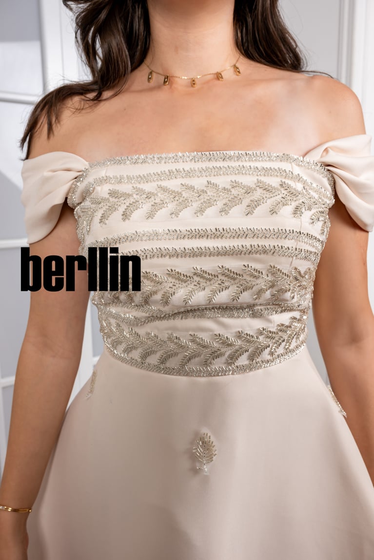 فستان ميدي مطرز بياقة مربعة لون بيج