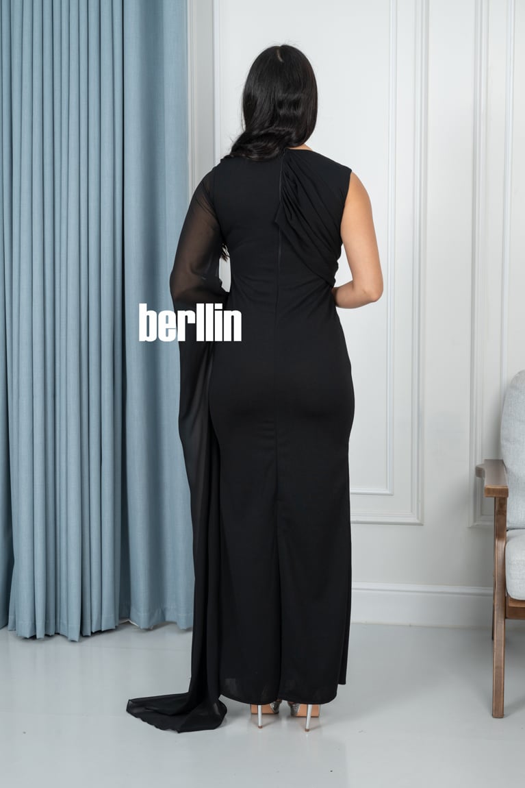 فستان طويل بتصميم ملتوي وبأكمام كيب لون اسود