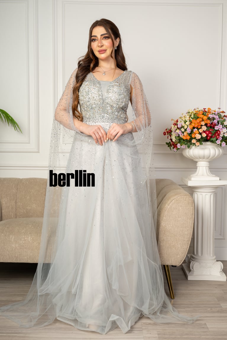 فستان سهرة مميز بتطريز من خامة التل الامع بأكمام كيب لون بيج فاتح