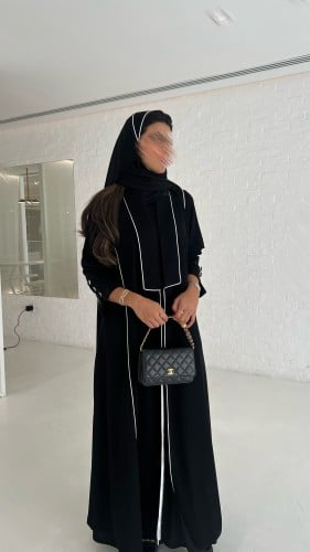 عباية كريب ملكي أسود مع قيطان أبيض على كامل العباي...