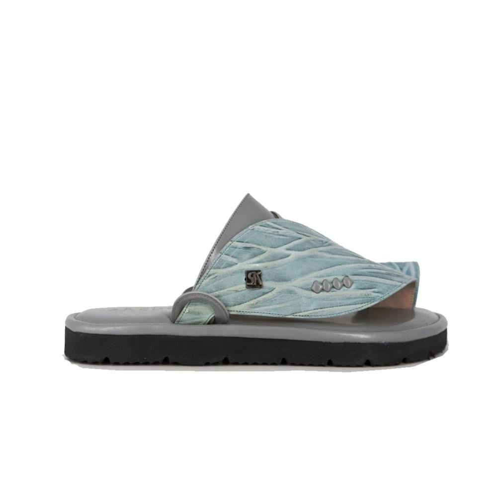 حذاء شرقي رمادي ومطرز