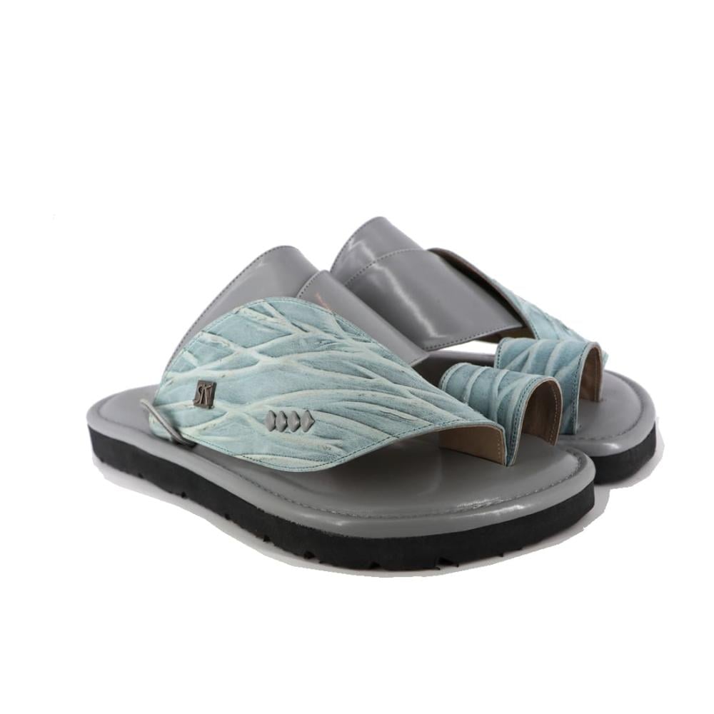 حذاء شرقي رمادي ومطرز