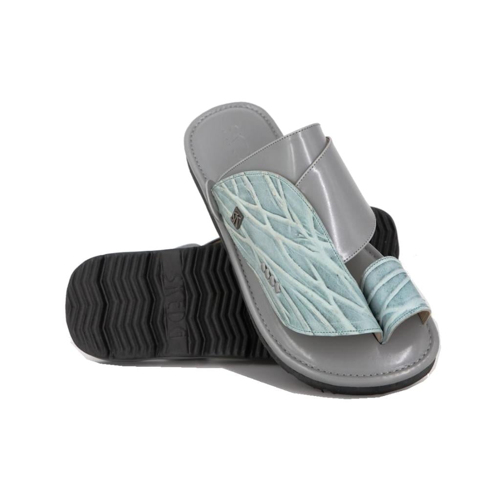 حذاء شرقي رمادي ومطرز