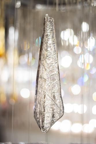 معلقة ديكوريه  علي شكل زاوية زجاج  يتوفر باللون الدخاني