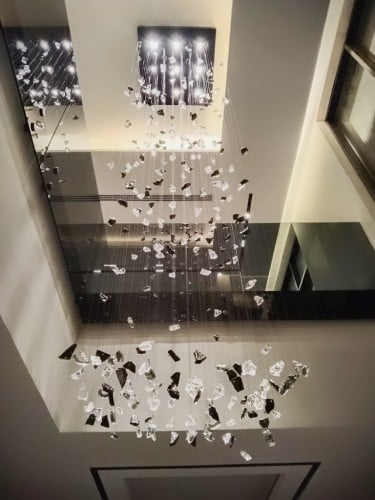 ثريا طويلة مودرن من قطع الحجر ذات الطابع العصري المميز