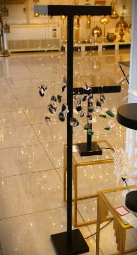 ابجورة -استاند مودرن -اللون اسود او الوايتي  -مربعة  او دائري