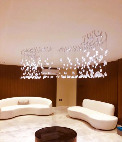 ثريا احجار على شكل حرف الاس (S) مقاس 40سم *240 سم