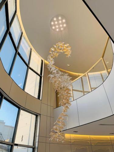 ثريا طويله مودرن  اوراق شجر زجاجيه بقاعدة 80 سم