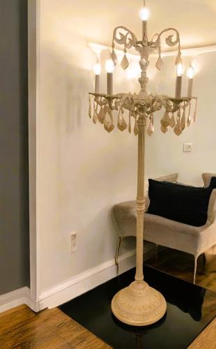 ابجورة كلاسيك كريستال وايتي  استاند