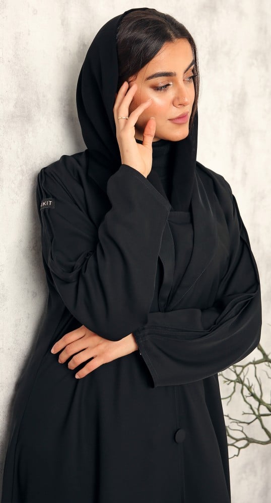 عباية سوداء حرير ياقة مقفلة عند الصدر