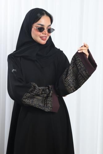 عباية سوداء أكمام عنابي ونقوش