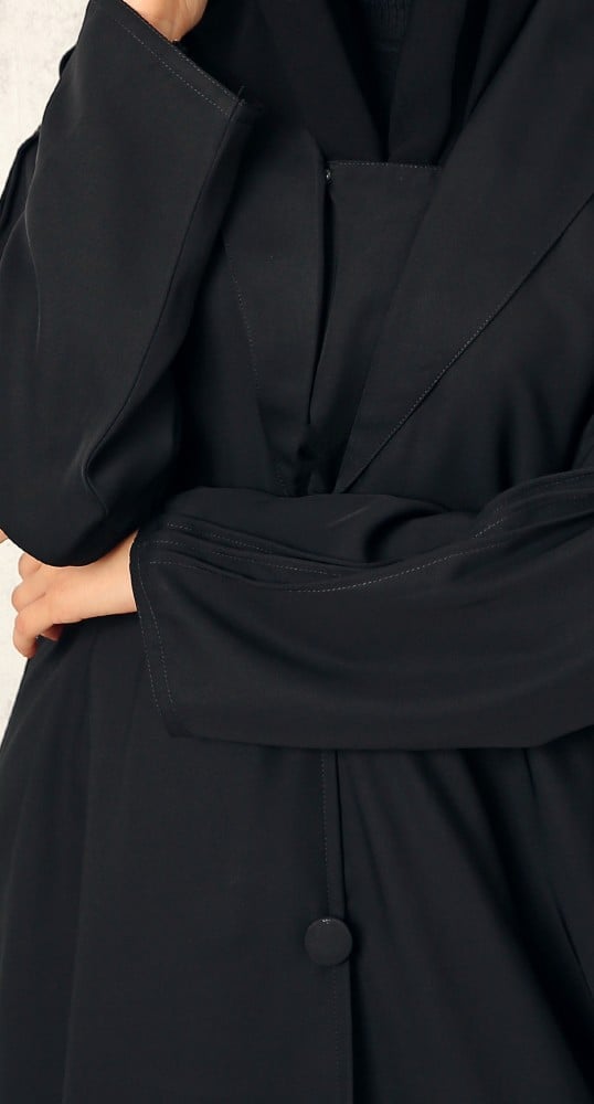 عباية سوداء حرير ياقة مقفلة عند الصدر