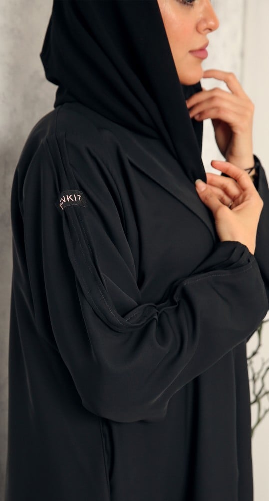 عباية سوداء حرير ياقة مقفلة عند الصدر