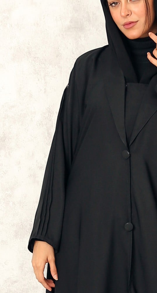 عباية سوداء حرير ياقة مقفلة عند الصدر