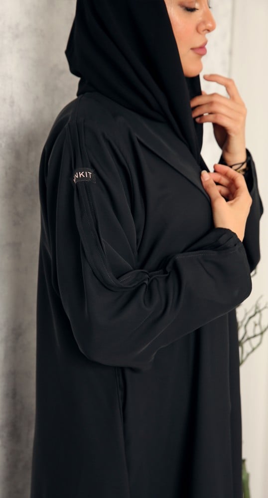 عباية سوداء حرير ياقة مقفلة عند الصدر