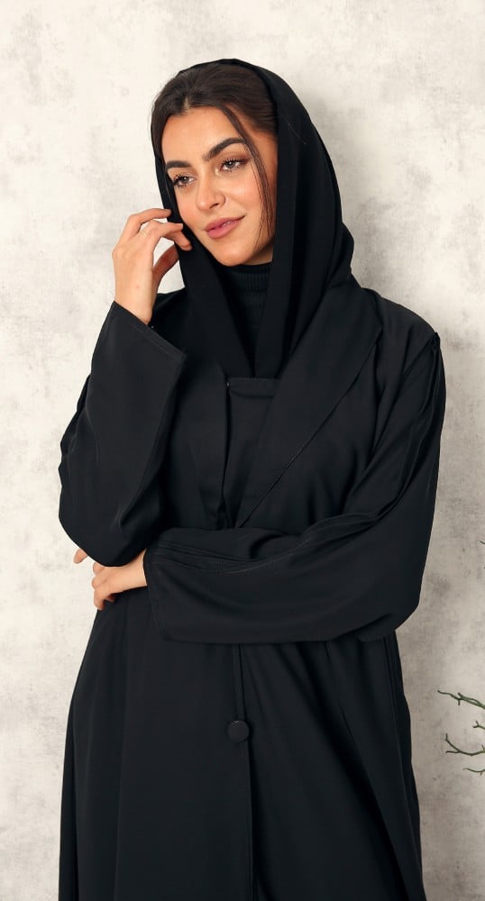 عباية سوداء حرير ياقة مقفلة عند الصدر
