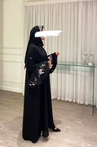 عباية باكمام دانتيل كلوش