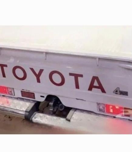 كتابة تويوتا خلفي صندوق شاص احمر