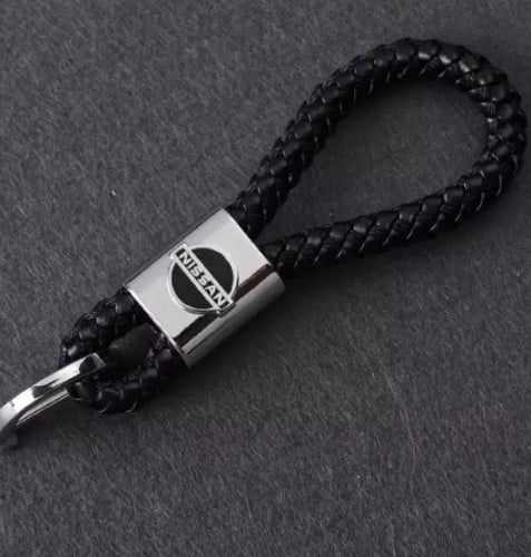 ميدالية مفتاح بشعار نيسان من الجلد والحديد