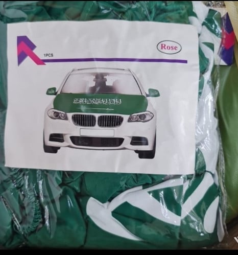 شعار اليوم الوطني على غطاء المحرك والمرايا