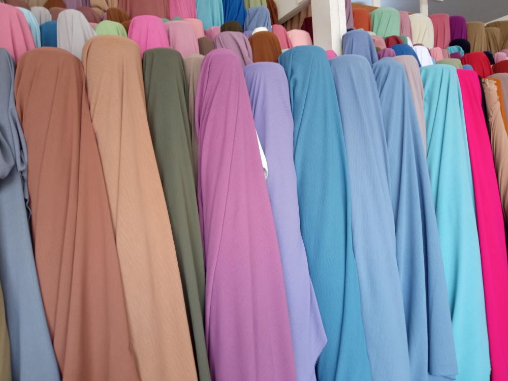 ما هي أشهر أنواع وأسماء أقمشة العبايات؟