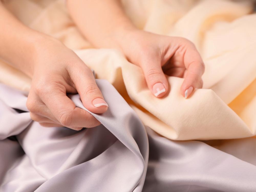 كيف تفرقي بين الحرير الطبيعي والحرير الصناعي