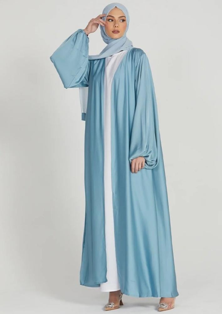 طرق تنسيق العباية الملونة لإطلالة أكثر جاذبية