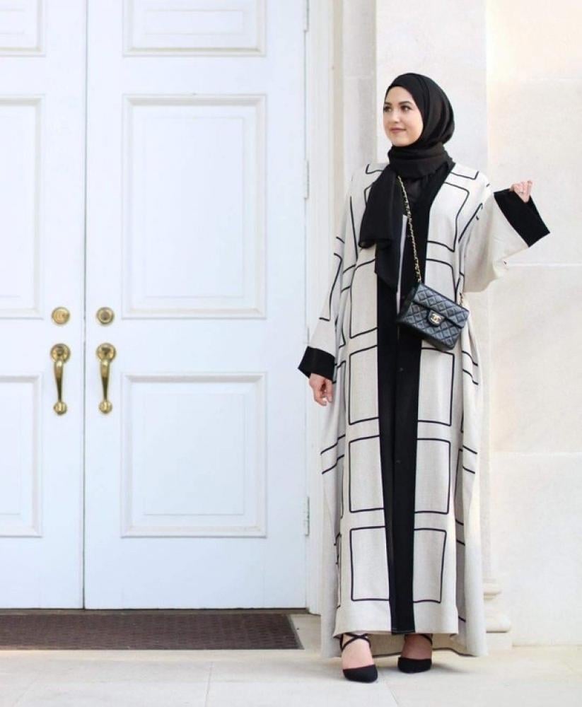 موديلات عبايات مفتوحة من الأمام وتنسيقها بإطلالات عصرية