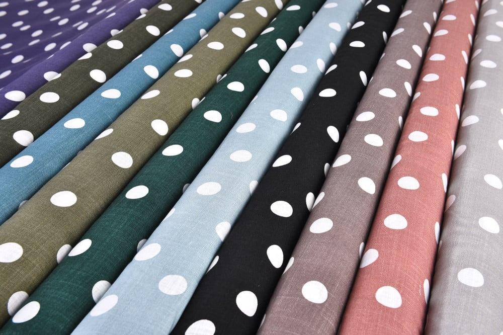 قماش القطن او الكتان المنقط لطلة فستان رقيقة بقماش طبيعي مريح