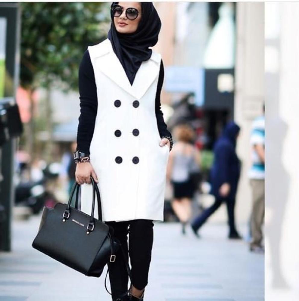 ملابس محجبات باللون الأبيض والأسود لإطلالة عصرية