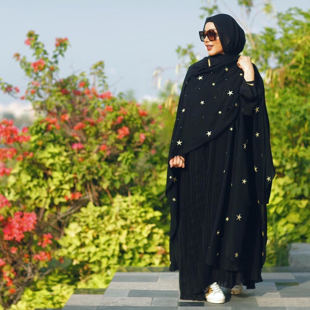 عبايات عصرية وأنيقة لصلاة العيد