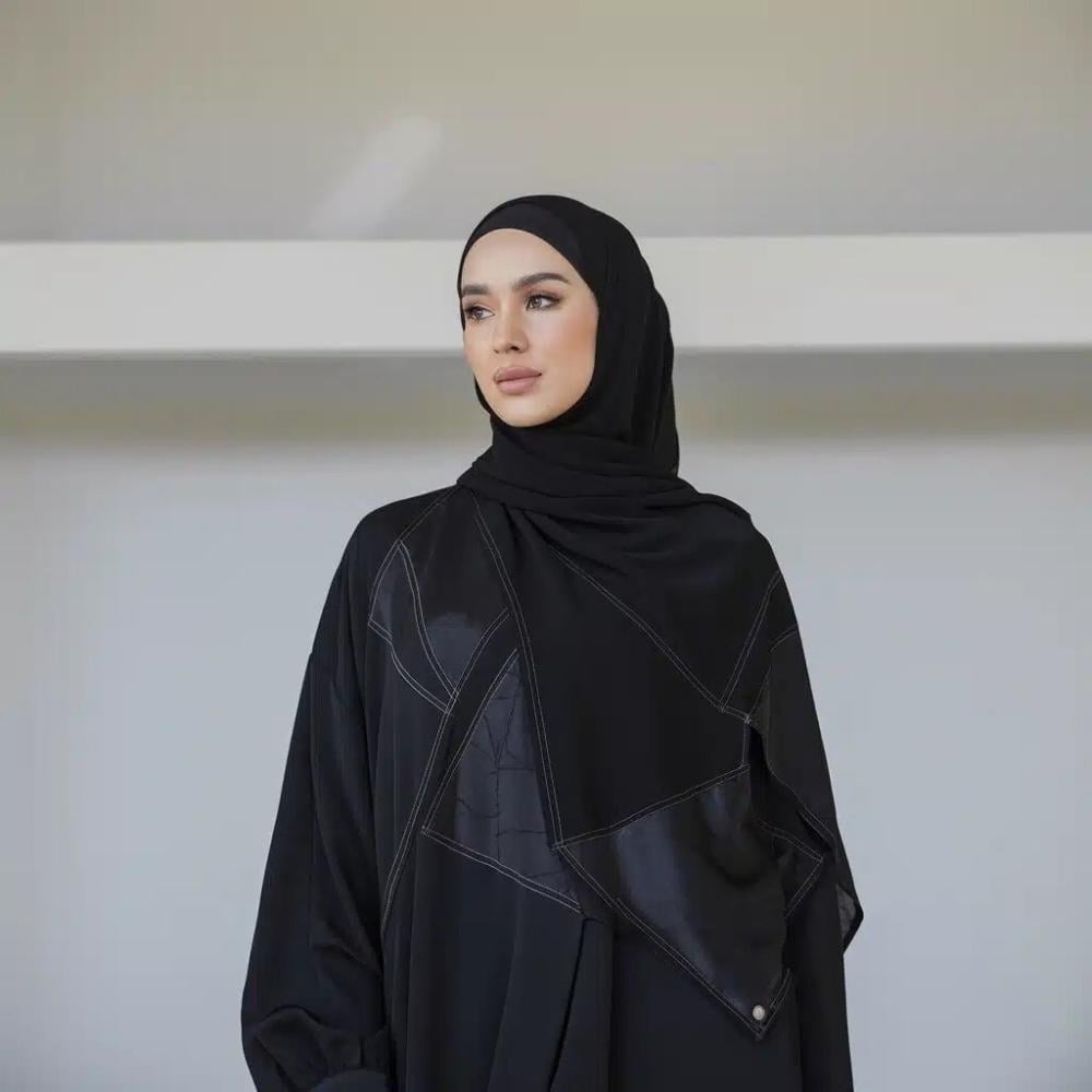 عبايات خليجية سوداء بسيطة