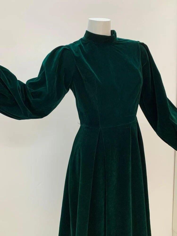 موديلات فساتين قطيفة ناعمة لسهراتك الشتوية المميزة