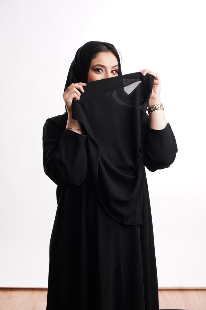 اختاري العباية السوداء لإطلالة راقية
