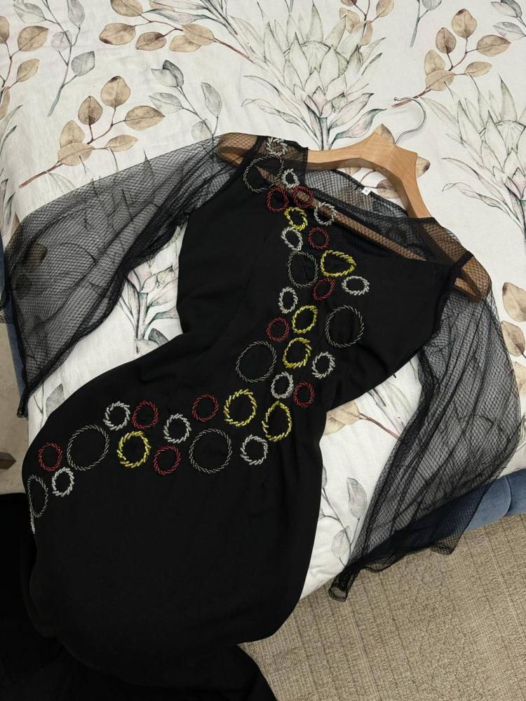 فستان سهره ناعم بتطريز ملون