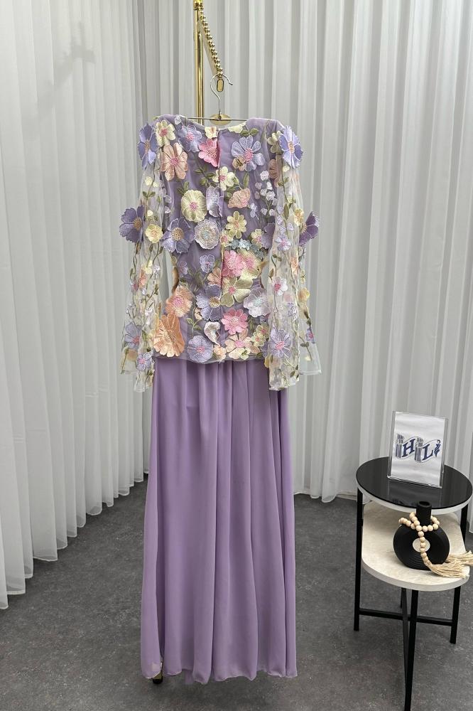 فستان ناعم بأكمام مزينة بورود ملونة