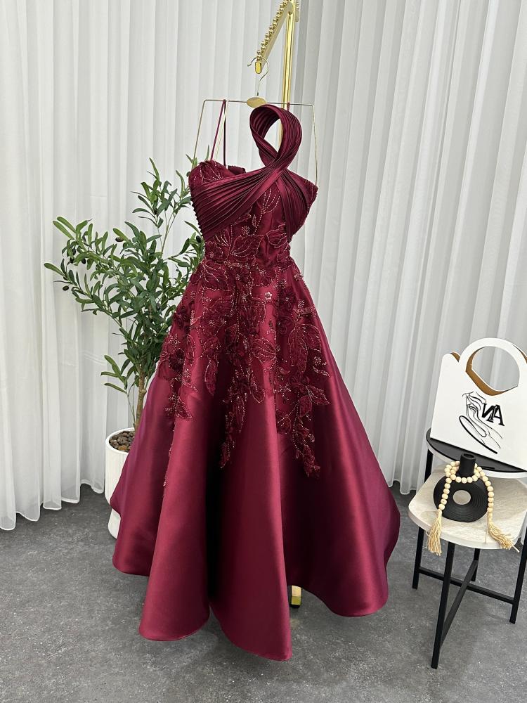 فستان سهره مزين بورود وتطريز يدوي