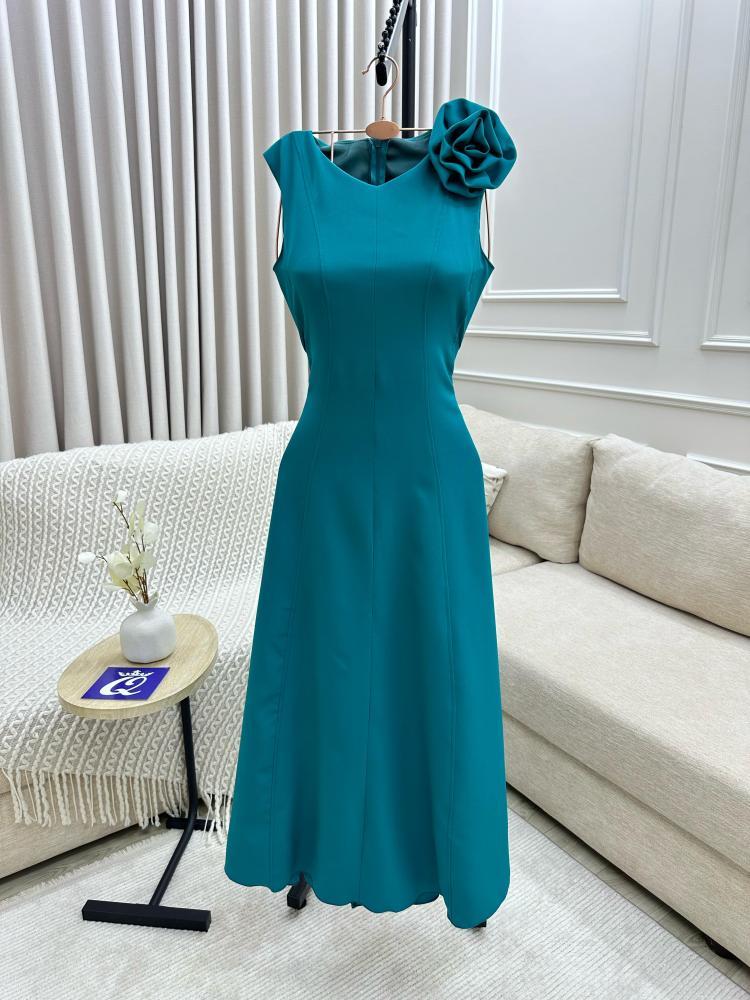 فستان ميد مع ورده بالصدر