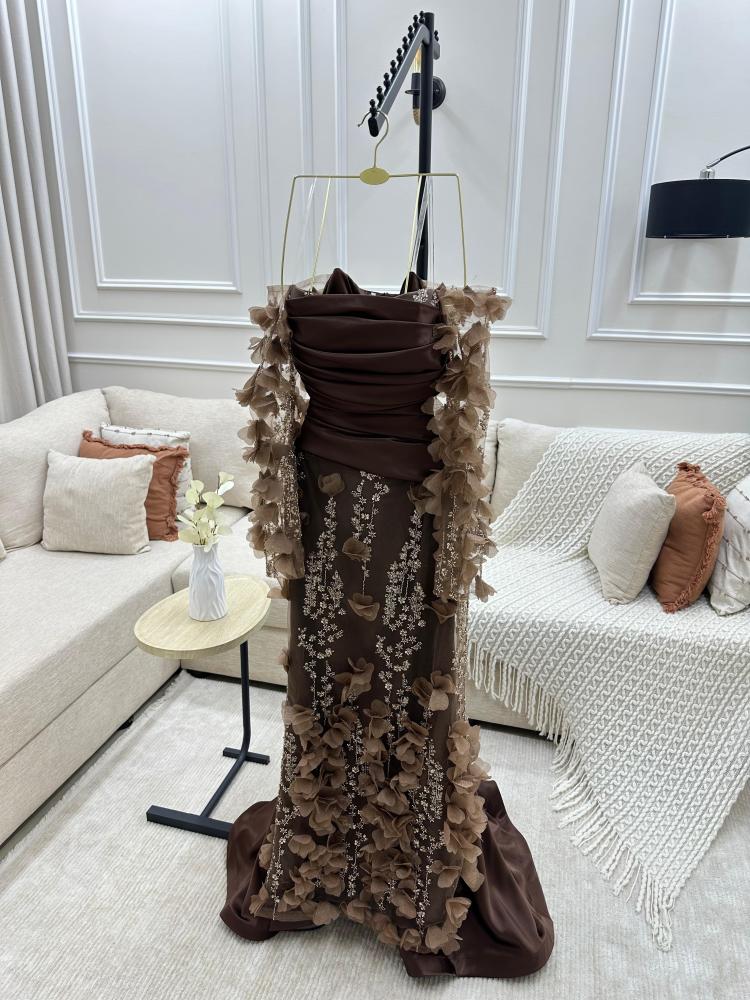 فستان سهرة بتطريز و بقصه ذيل