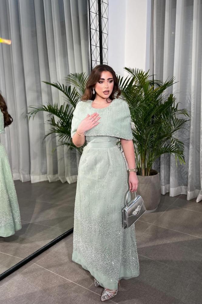 فستان ناعم بقصة عنق دائرية باللون التيفاني