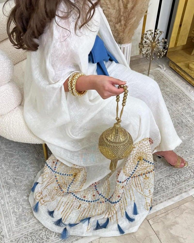 جلابية بنطلون مع بشت مطرز وفصوص