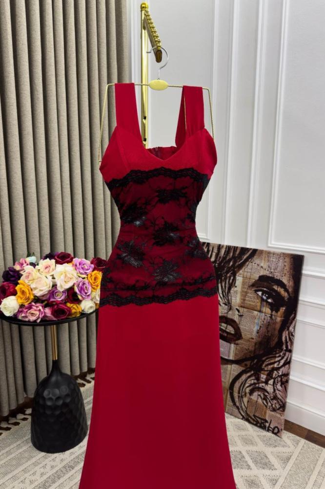 فستان سهره أحمر بتفاصيل دانتيل فخمه