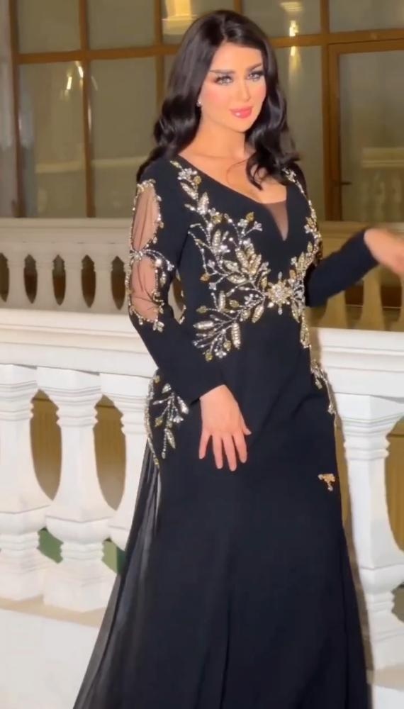 فستان سهره مطرز قابل للتمدد