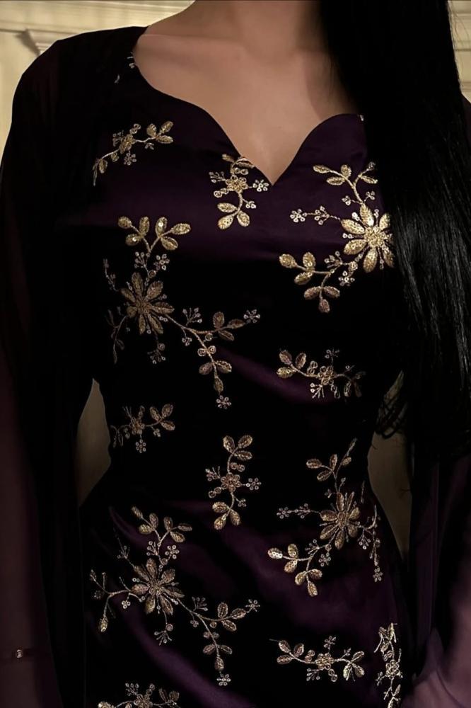 فستان بقطعتين عنابي مزخرف بلون ذهبية