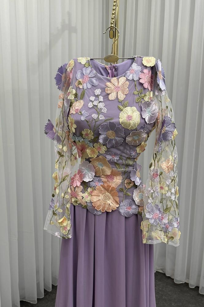 فستان ناعم بأكمام مزينة بورود ملونة