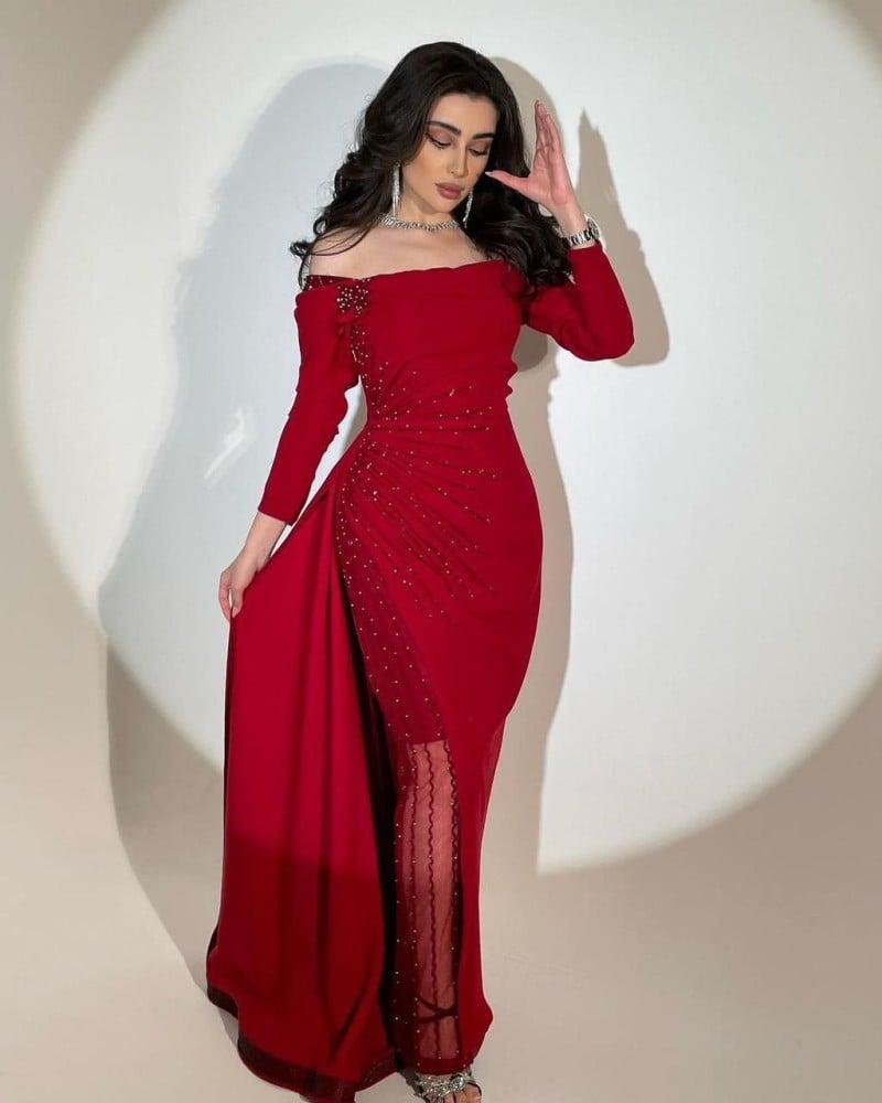 فستان احمر مطرز