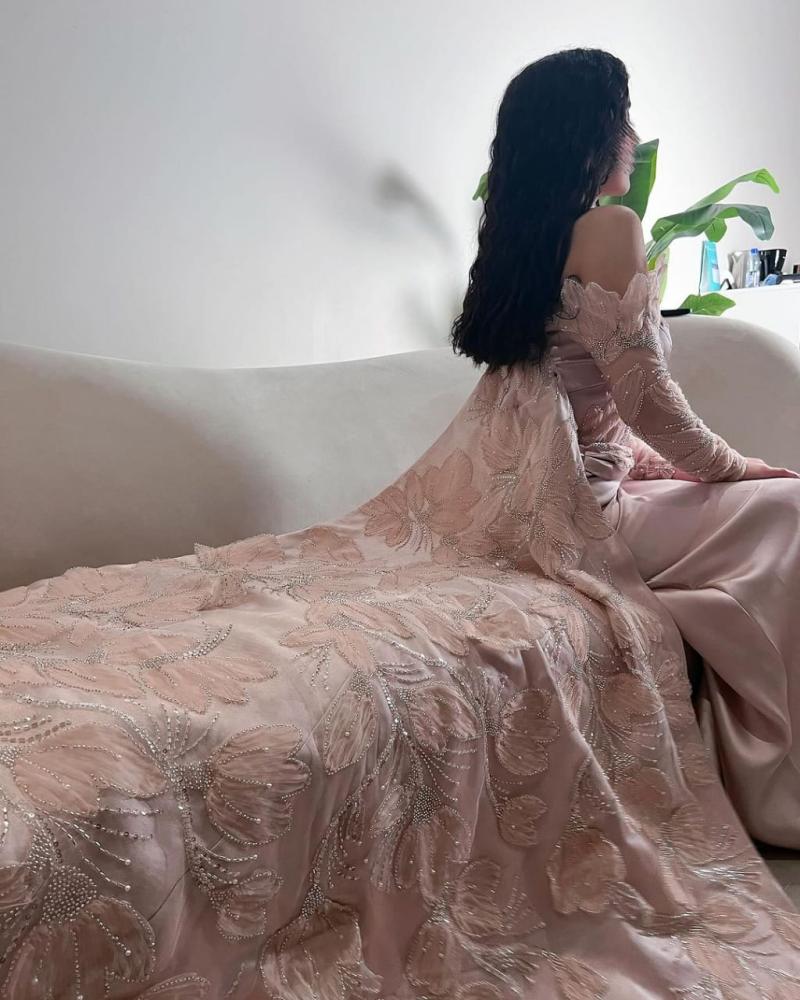 فستان بقصه سمكة وكلوش من الخلف