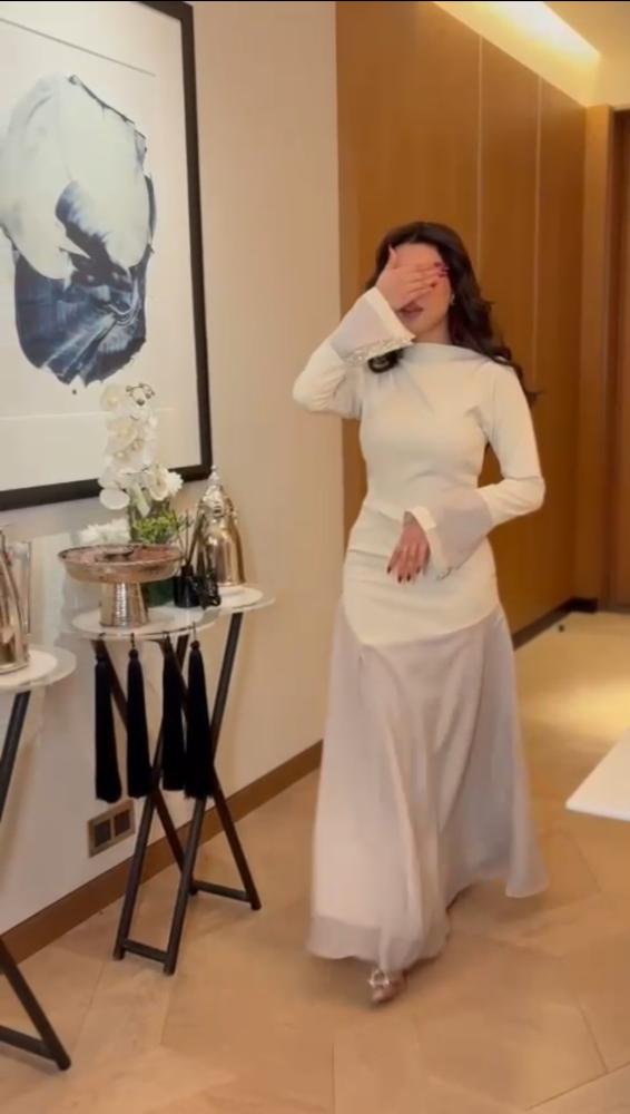 فستان سهره بتطريز الأكمام بالكريستال